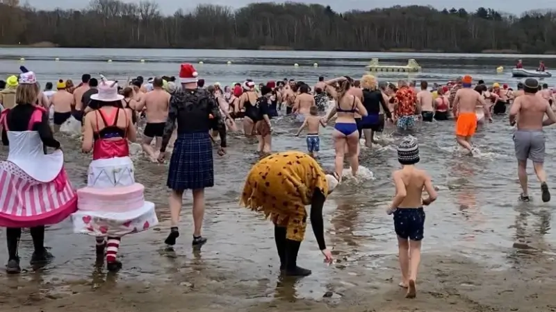 400 ijsberen wagen zich aan koude water tijdens oudejaarsduik: "Vreselijk koud, maar volgend jaar zijn we terug!"