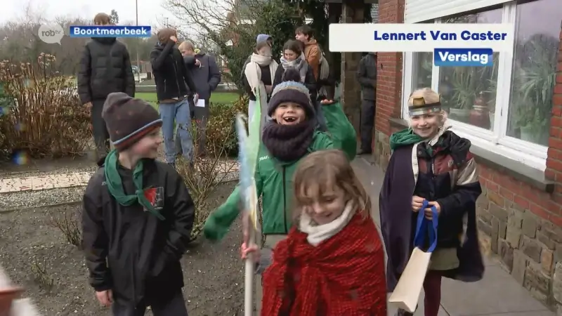 Leden Scouts en Gidsen Hever-Schiplaken zingen Driekoningen voor geld in te zamelen voor eigen werking en voor het goede doel