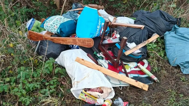 Onbekenden dumpen grote hoeveelheid afval aan Beurtstraat in Tielt-Winge