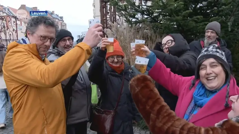 Gratis smoutebollen en een pintje: Leuven trakteert inwoners tijdens nieuwjaarsdrink op de Grote Markt