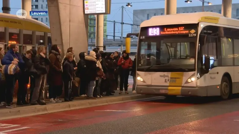 Busreizigers aan het station van Leuven zijn goed voorbereid op nieuwe dienstregeling De Lijn, maar niet allemaal even tevreden: "Voor veel mensen is dit niet goed"