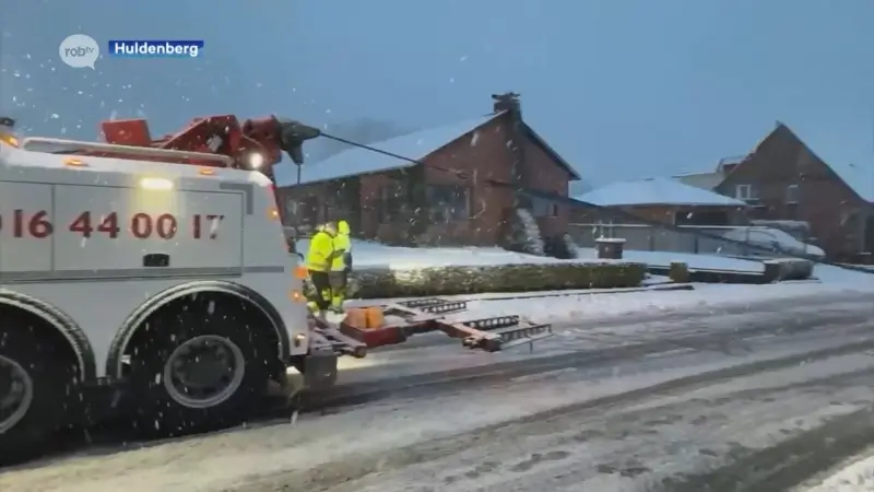 Bus geraakt niet vooruit op de Smeysberg in Huldenberg, takelwagen moet redding brengen