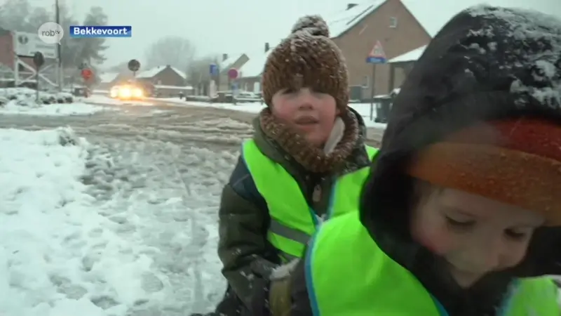 Dolle sneeuwpret in scholen, sneeuwballen gooien met stip op nummer 1: "Grappig, houdt sfeer erin, dit is extra leuke schooldag"