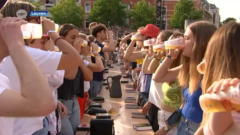 KU Leuven viert 600e verjaardag met eerste Beiaardcantus voor oud-studenten op Ladeuzeplein: "Grootste cantus ter wereld"