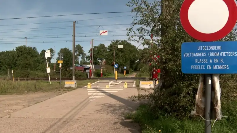 Nieuwe fietstunnel in Langdorp vanaf morgenvroeg tijdelijk open, bovengrondse overweg in Oudenstokstraat in Langdorp sluit