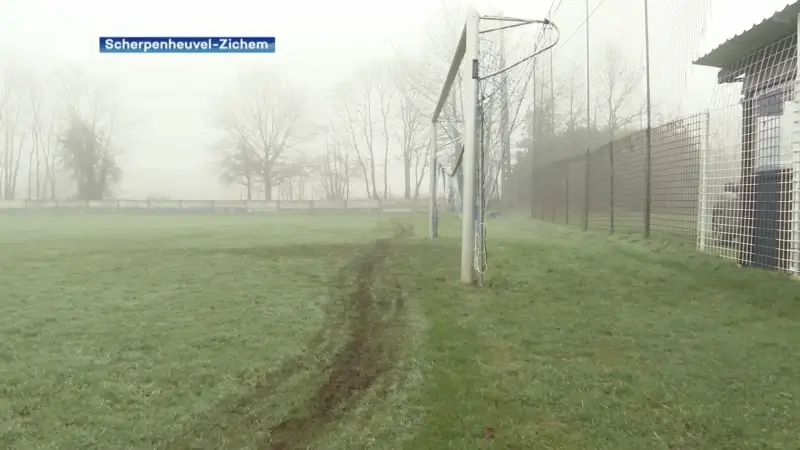 Motorrijder trekt spoor over voetbalveld FC Wit-Blauw in Scherpenheuvel: "Aan het begin van het seizoen nog 2.500 euro geïnvesteerd om opnieuw aan te leggen"