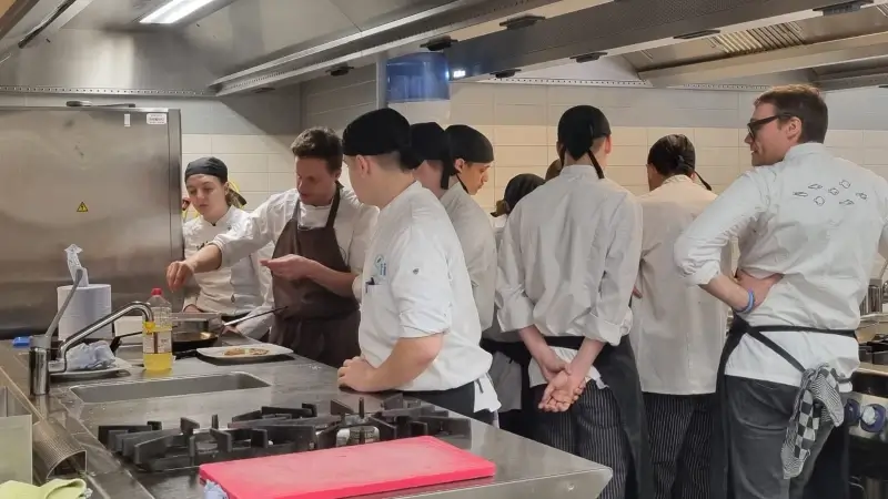 Leerlingen van VTI in Leuven krijgen kookles van topchefs Filip Claeys en Rudi Van Beylen