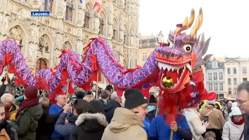 Honderden mensen maken kennis met Chinese cultuur tijdens nieuwjaarsviering in Leuven: "Er zijn meer gelijkenissen dan ik dacht"