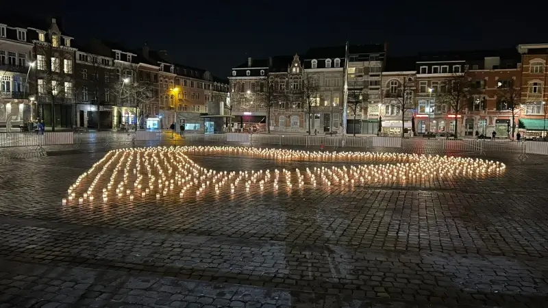 1.300 kaarsjes vormen groot hart op het Ladeuzeplein tijdens Wereldkankerdag: "Je bent niet alleen. Wij helpen elkaar"