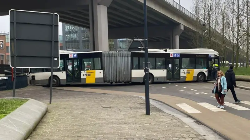 Lange files aan Engels Plein in Leuven nadat Lijnbus zich klemrijdt: "Verkeerde inschatting"