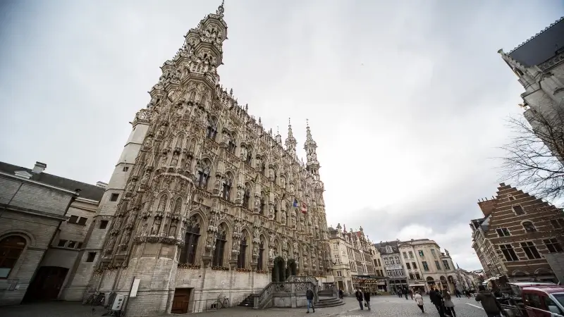 Stad Leuven stelt nieuwe gedragscode op voor personeel: "Geen kritische posts over stadsbestuur op sociale media en collega's niet kussen"