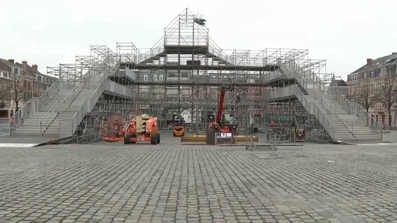 Grote lichtkunstwerk naar aanleiding van 600 jaar universiteit op Ladeuzeplein in Leuven krijgt stilaan vorm