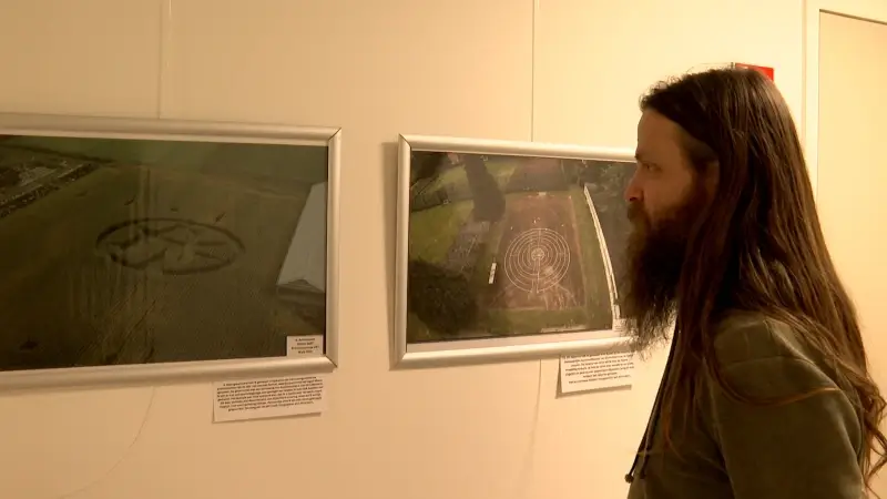 Jan Loenders tilt woonzorgcentrum naar hoger spiritueel niveau met fototentoonstelling over graancirkels: "Niet alles valt te verklaren"