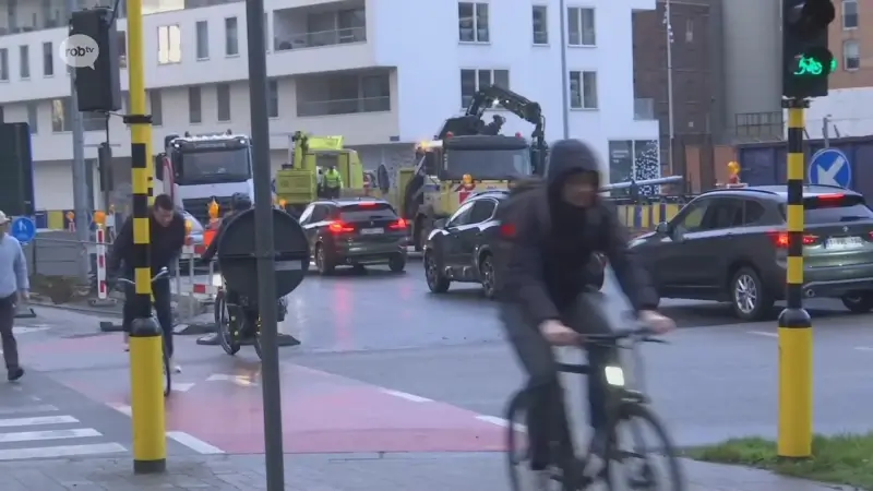 Gevaarlijke verkeerssituatie door werken aan Vaartkomoevers aangepast: geen auto's meer op het fietspad