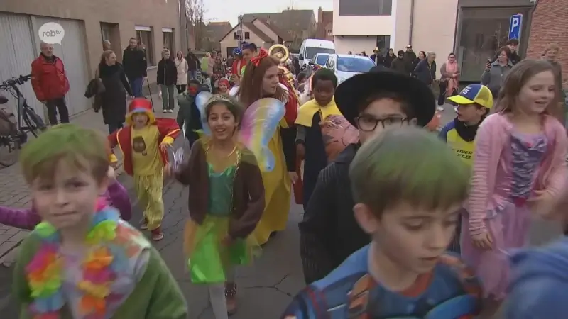 Scholen zetten krokusvakantie in met carnavalstoet