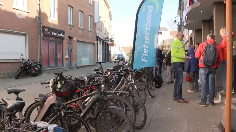 Fietsersbond Tervuren wil fietsenrek voor ingang Carrefour Market terug: "Alternatieve fietsenrekken in straat staan altijd vol"