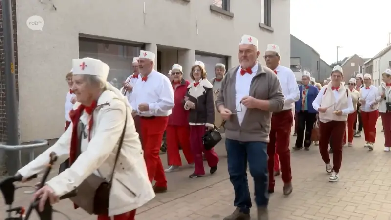 Hartverwarmend: oud-leerlingen verrassen oud-leerkracht op 90ste verjaardag (in uniform!)