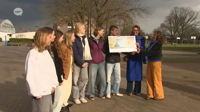 Leerlingen van middelbare school Don Bosco in Haacht overhandigen cheque van 15.000 euro aan vzw De Tafel van de Buren: "Kwetsbare gezinnen ondersteunen"