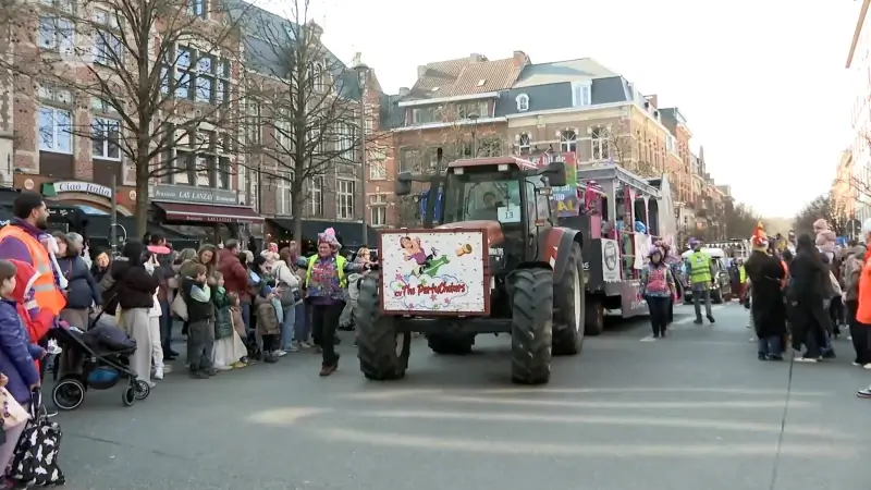 Duizenden feestvierders komen naar de carnavalstoet in Leuven: "Er is veel snoep"