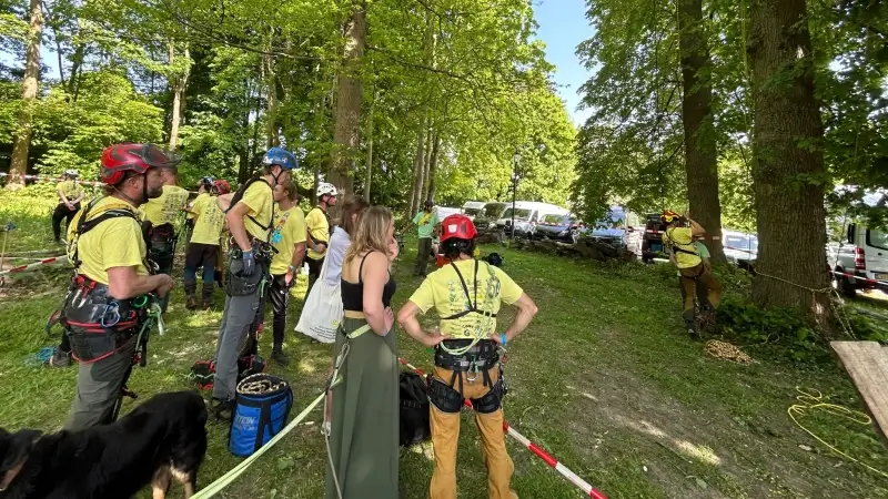 Beginnende boomverzorgers nemen het tegen elkaar op tijdens boomklimwedstrijden aan het domein van Kwabeek: "Voorbereiding op de kampioenschappen"