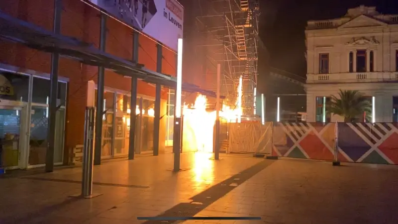 Afvalcontainer aan gebouw van de Lijn in Leuven vat vuur, mogelijk is weggegooide sigaret oorzaak van brand