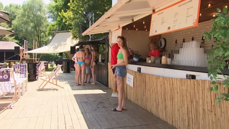 Zomerbar Bar Gewoon opent op woensdag 28 mei aan zwemzone de Plas in Rotselaar
