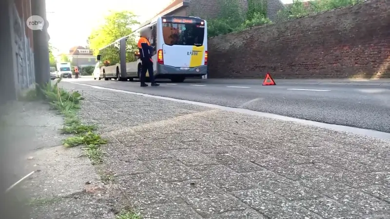 Defecte lijnbus zorgt voor verkeershinder op kruispunt aan de Mena in Rotselaar
