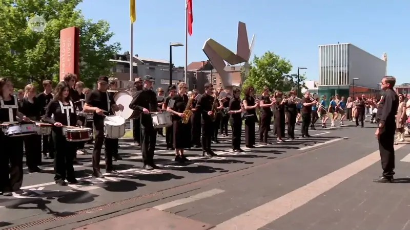 Koninklijke Harmonie Volharding uit Kessel-Lo blaast 100 kaarsjes uit en viert die verjaardag met muzikale optocht door de stad: "Combinatie van traditie en vernieuwing"