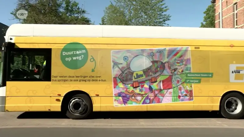 Nieuwe elektrische bus van De Lijn versierd met tekeningen van Leuvense leerlingen