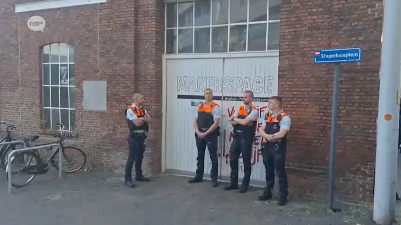Politie en stadsdiensten halen spullen Pieter Janssens weg uit Maakleerplek