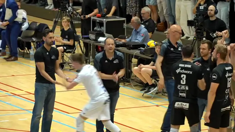 Volley Haasrode Leuven dwingt voor 3.000 fans Roeselare alweer tot het uiterste, maar West-Vlamingen zijn kampioen (1-3): "Er wacht VHL nog veel moois"