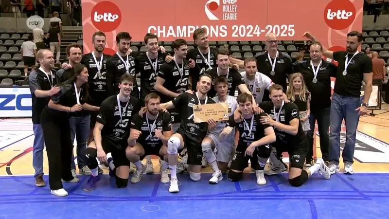 Volley Haasrode Leuven dwingt voor 3.000 fans Roeselare alweer tot het uiterste, maar West-Vlamingen zijn kampioen (1-3): "Er wacht VHL nog veel moois"