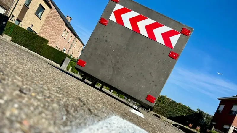 Duidelijkere signalisatie aan bloembakken in Erps-Kwerps nadat fietsster (54) zwaar ten valt komt