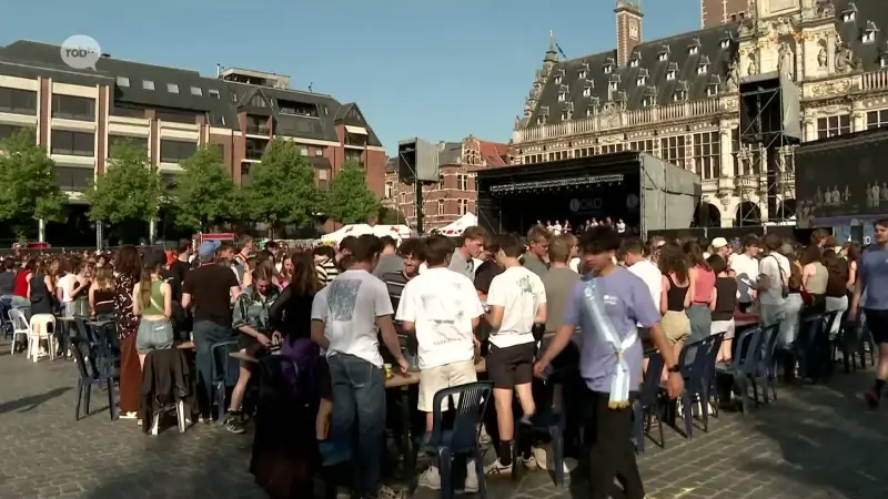 Meer dan 4000 deelnemers voor zonovergoten beiaardcantus op Leuvense Ladeuzeplein