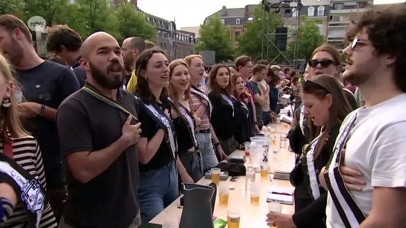 Ruim 4.000 oud-studenten van KU Leuven nemen deel aan éénmalige Beiaardcantus op Ladeuzeplein in Leuven