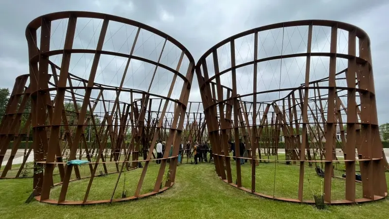 KU Leuven viert 600-jarig bestaan en opent nieuwe kunst- en wetenschapsroute: "Route van 5,5 kilometer langs 8 kunstwerken en 8 gedichten is gratis toegankelijk"