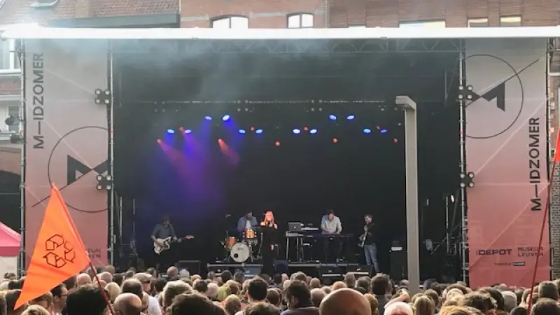 Affiche van M-IDZOMER 2025 in M Leuven volledig rond, ook gloednieuw podium voor jong talent aangekondigd