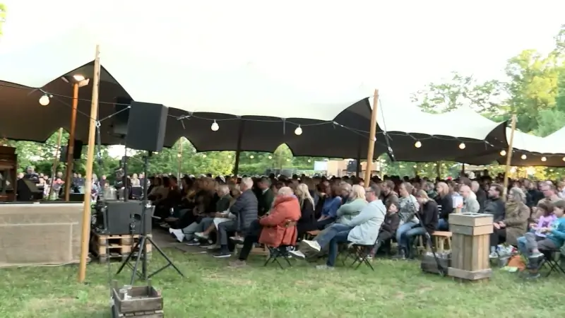 HERBELEEF: het kampvuurconcert van Jasper Steverlinck aan het kasteel van Horst