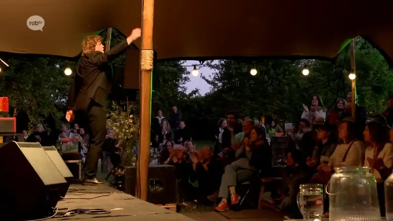 HERBELEEF: het kampvuurconcert van Jasper Steverlinck aan het kasteel van Horst