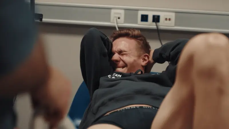 Bart Swings brengt revalidatie in beeld op zijn OnlyFans: "Ik denk dat ik nog nooit zoveel pijn gevoeld heb"