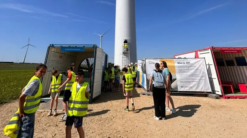 700 leerlingen van lagere scholen uit Diest, Bekkevoort en Scherpenheuvel-Zichem bezoeken windturbine langs E314 in Diest
