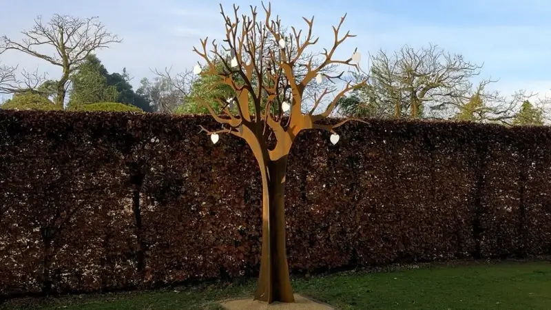 Oud-Heverlee plaatst sterrenboom op begraafplaats in Blanden: "Koesterplek voor ouders die een kindje moeten loslaten"