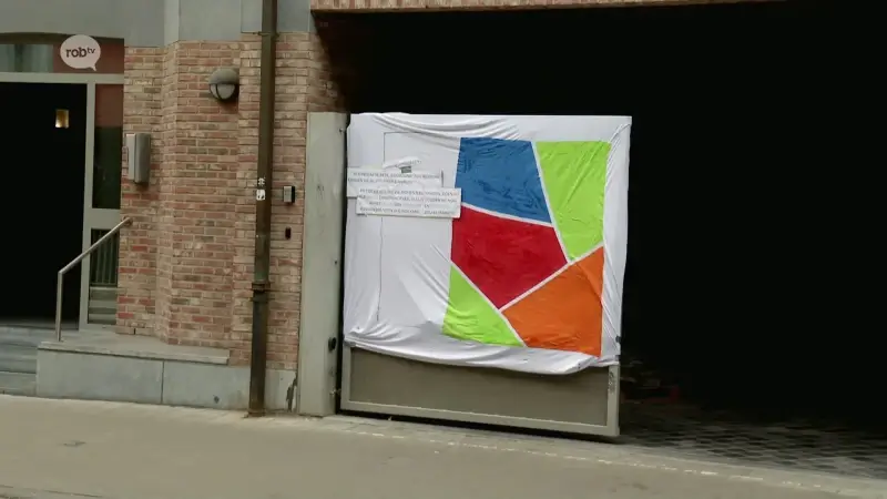 vzw De Wissel klaagt gebrek aan financiële middelen aan met groot spandoek: "Onze werking komt in het gedrang"