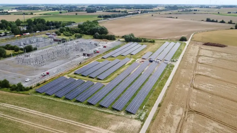 Infrabel opent gloednieuw zonnepanelenpark met meer dan 3.800 panelen: "Elke week bijna 500 binnenlandse en internationale treinen van stroom voorzien"