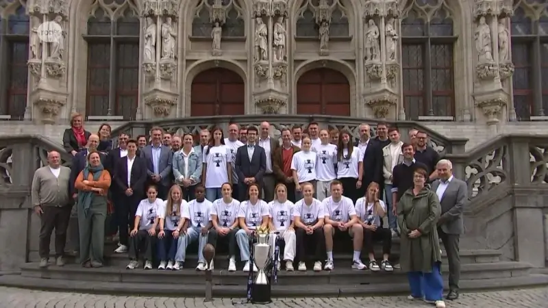 Historische plaats voor historische ploeg: stad Leuven eert OH Leuven Women op stadhuis