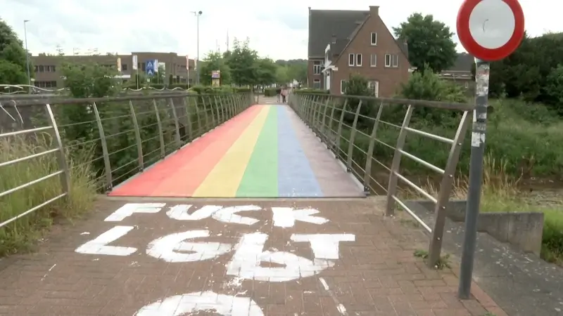 Vandalen bekladden regenboogbrug in Diest met tekst "Fuck LGBT" in dikke witte letters