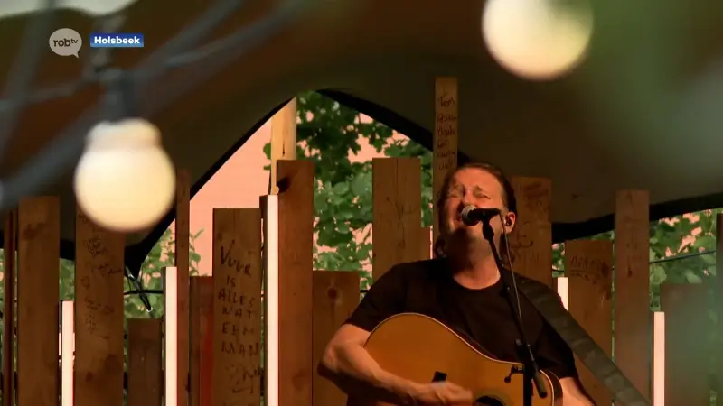 HERBEKIJK: Joost Zweegers betovert publiek op kampvuurconcert aan kasteel van Horst: "Zijn stem golft echt door de tent"