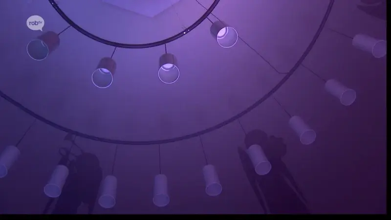 Bijzondere kunstinstallatie met lichten, rook en geluid in KADOC in Leuven: "Immersief kunstwerk"