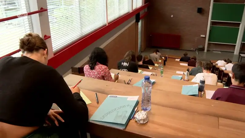 KU Leuven betrapte vorig academiejaar 68 studenten op spieken: "Met horloge of oortjes, maar ook gsm of het traditionele papiertje"