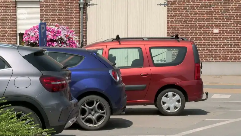 Extra parkeerplaatsen op Sint-Genovevaplein in Oplinter: "Een dorp heeft parkeerplaatsen nodig"